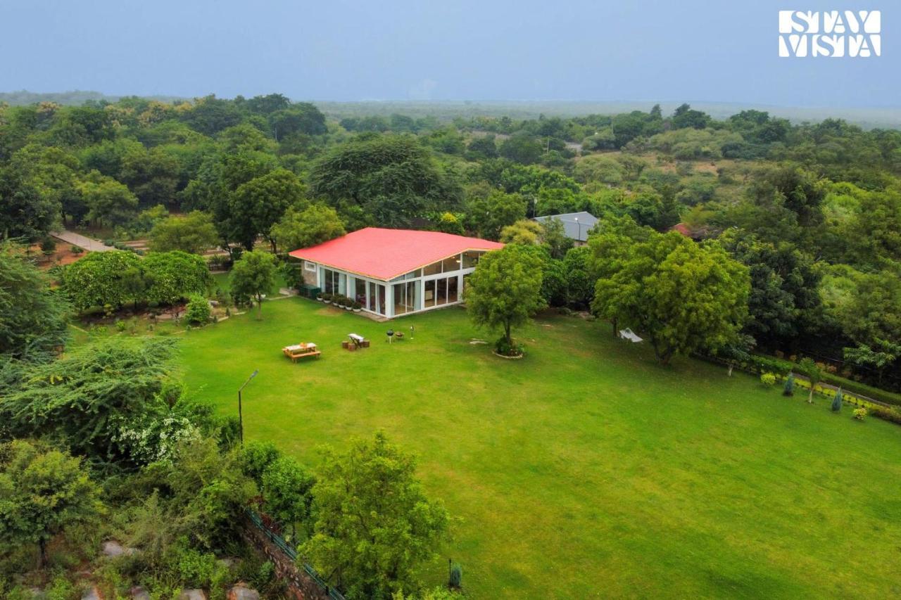 Stayvista At Idyllic Farmhouse - A Glasshouse With Outdoor Pool Gurgaon Exterior foto